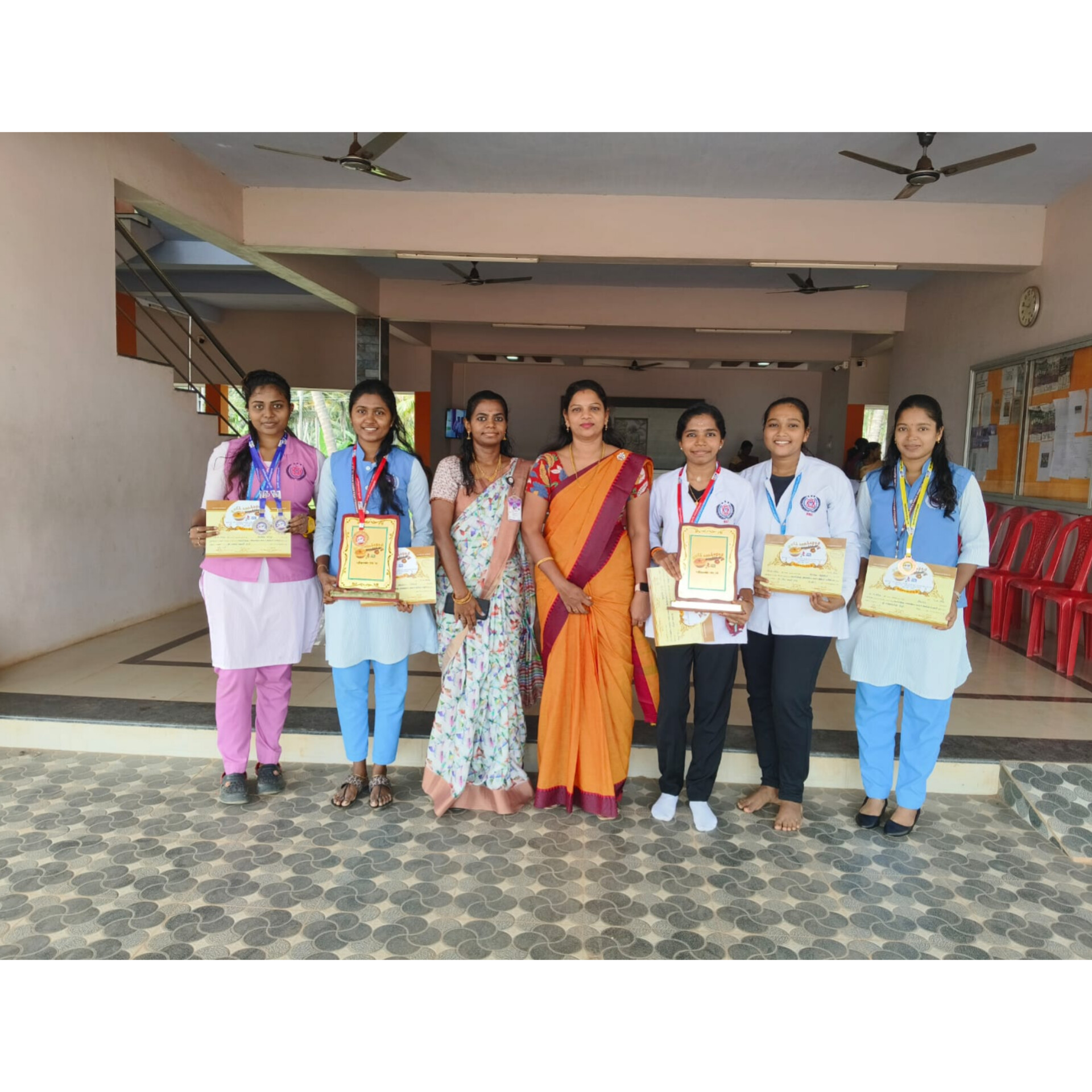 குமரிக் கலைக் கழகம் சார்பில் மாவட்ட அளவில் நடைபெற்ற போட்டிகளில் வெற்றி பெற்ற மாணவிகள்